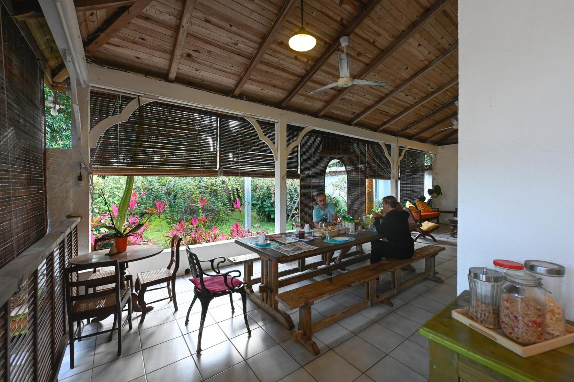 Le Medinilla Bed & Breakfast Bras-Panon Екстериор снимка